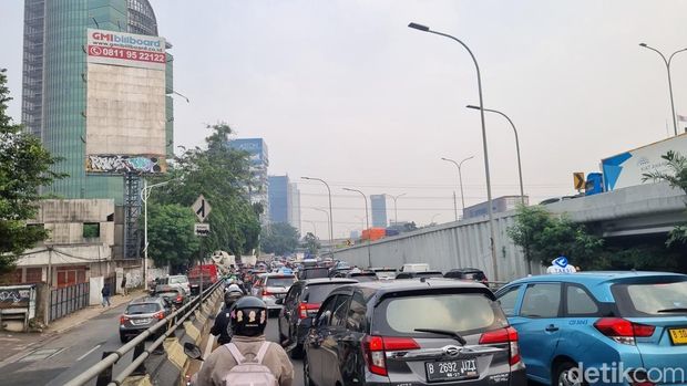 Kemacetan parah di Jalan TB Simatupang, Jaksel, kerap dikeluhkan pengendara setiap hari, terutama saat jam sibuk. Pengendara mengaku lelah dan kesal. (Taufiq S/detikcom)