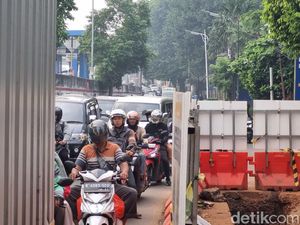 Ada Proyek Galian, Lalu Lintas di Jalan TB Simatupang Jaksel Macet