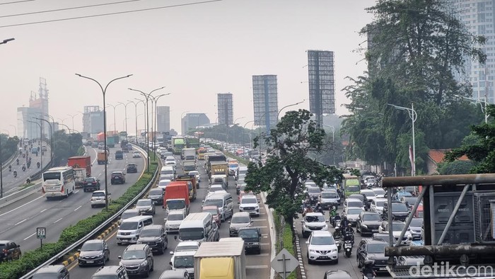 Kemacetan terjadi di Jalan TB Simatupang, Jakarta Selatan (Jaksel) pagi ini. (Taufiq/detikcom).