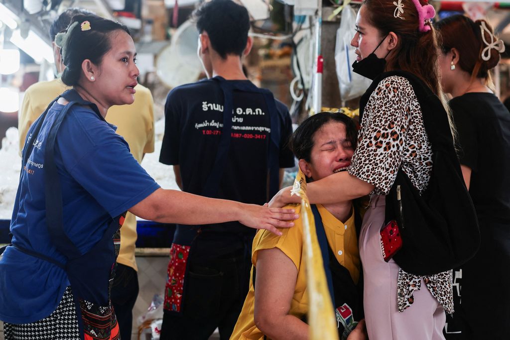 Kerabat korban menangis di dekat lokasi kejadian penembakan di sebuah pasar, yang menewaskan banyak orang, termasuk seorang pria bersenjata yang bunuh diri, di Bangkok, Thailand, Senin (28/7/2025). (REUTERS/Patipat Janthong)