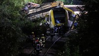 Polisi dan tim penyelamat menyisir lokasi kecelakaan kereta di Riedlingen, Jerman, pada Minggu (27/7/2025) setelah gerbong tergelincir. REUTERS/Markus Ulmer