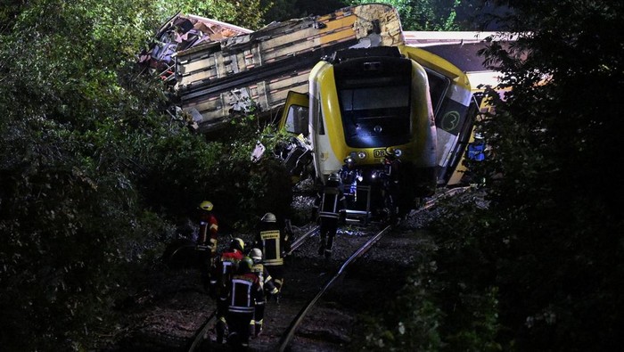 Kereta lokal anjlok di Riedlingen, Jerman, menewaskan beberapa penumpang. Petugas gabungan masih menyelidiki penyebab kecelakaan tersebut.