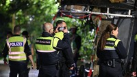 Sekitar 120 petugas penyelamat dikerahkan ke lokasi kejadian setelah dua gerbong kereta anjlok di antara kota Riedlingen dan Munderkingen, dekat perbatasan Jerman dengan Prancis dan Swiss. Jumlah petugas bertambah makin jelasnya tingkat kerusakan di lapangan. REUTERS/Markus Ulmer