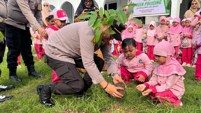 Keseruan anak-anak TK di Kota Dumai, Riau, menanam pohon bareng Pak Polisi, Senin (28/7/2025).