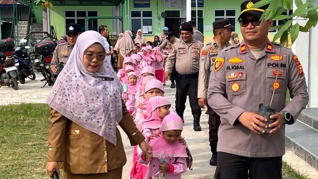 Keseruan anak-anak TK di Kota Dumai, Riau, menanam pohon bareng Pak Polisi, Senin (28/7/2025).