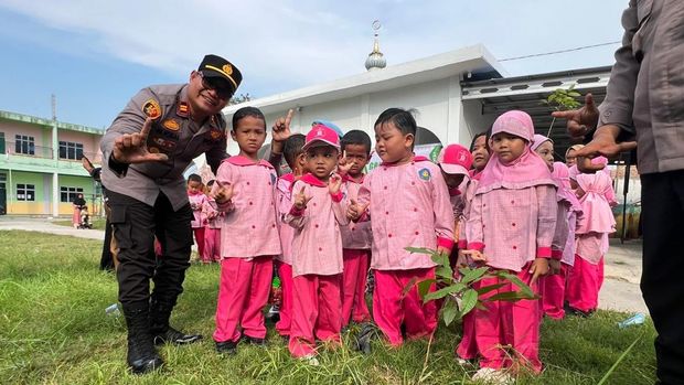 Keseruan anak-anak TK di Kota Dumai, Riau, menanam pohon bareng Pak Polisi, Senin (28/7/2025).
