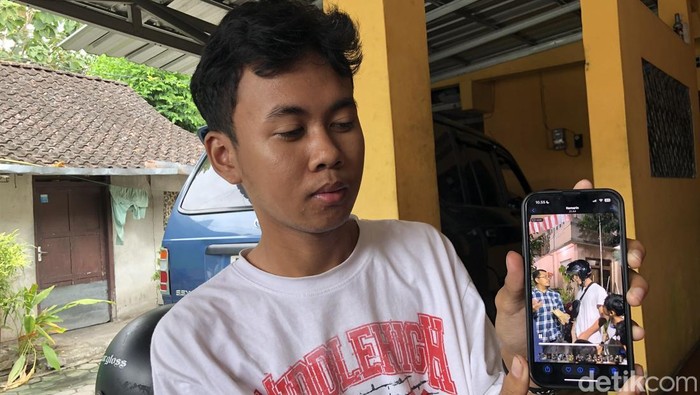Ketua Pemuda RT 39 Kampung Pilahan, Haris Tafiqurrahman, menunjukkan video WNA yang viral nyasar di Kotagede, Senin (28/7/2025).