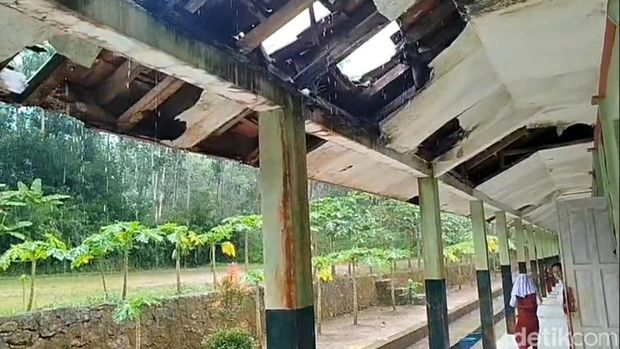 Kondi kerusakan ruang kelas di SDN Ciawi 5, Kecamatan Karangnunggal, Kabupaten Tasikmalaya