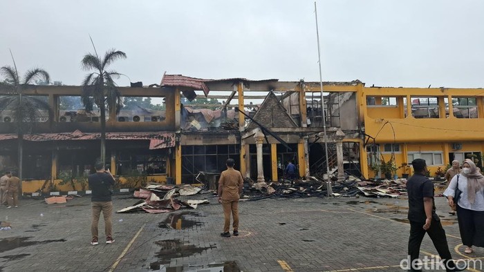 Kondisi bangunan Disnakertrans Riau pasca terbakar dini hari tadi.(Raja Adil Siregar/detikSumut)