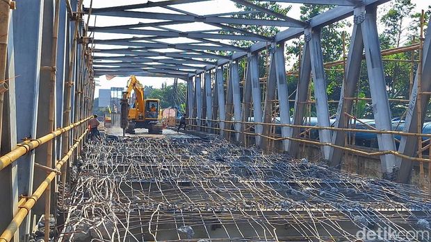 Kondisi jembatan Dayeuhkolot saat diperbaiki, Senin (28/7/2025).