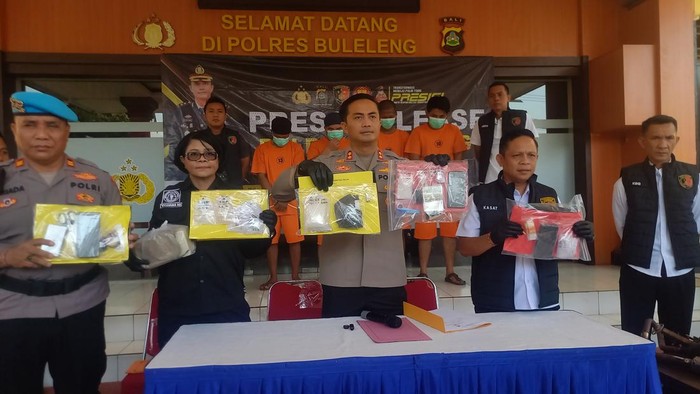Konferensi pers pengungkapan kasus narkoba di Mapolres Buleleng, (28/7/2025). (Wijaya Kusuma/detikBali)
