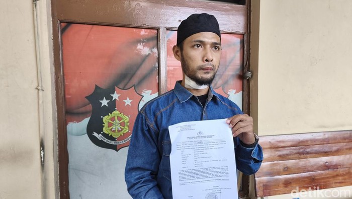 Pemuda Sukoharjo, Hanif (29), lapor polisi usai jadi korban pembacokan di Kartasura, Senin (28/7/2025). Pembacokan terjadi pada Minggu (26/7) dini hari.