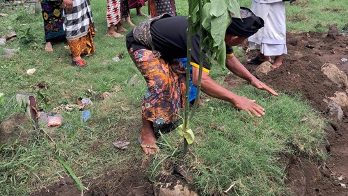 Proses pemakaman korban yang terkena taji di setra Desa Adat Angantelu, Kecamatan Manggis Karangasem, Senin (28/7/2025).