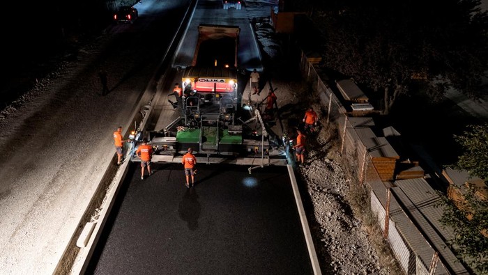 Kosovo Mendidih, Pekerja Jalan Berpacu dengan Waktu dan Suhu Workers lay asphalt at night to avoid the daytime heat wave, on a street in the town of Rahovec, Kosovo July 23, 2025. REUTERS/Valdrin Xhemaj