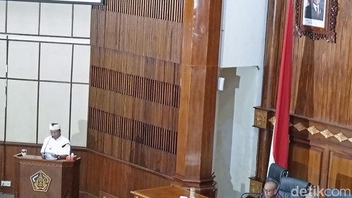 Gubernur Bali Wayan Koster dalam Rapat Paripurna ke- 26 DPRD Provinsi Bali Masa Persidangan III Tahun Sidang 2024-2025 di kantor Gubernur Bali pada Senin (28/7/2025).