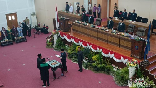 Lalu Kelan resmi dilantik sebagai anggota DPRD Lombok Tengah melalui mekanisme pergantian antarwaktu (PAW) di gedung DPRD Lombok Tengah, Senin (28/7/2025). (Foto: Edi Suryansyah/detikBali)