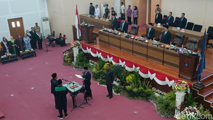 Lalu Kelan resmi dilantik sebagai anggota DPRD Lombok Tengah melalui mekanisme pergantian antarwaktu (PAW) di gedung DPRD Lombok Tengah, Senin (28/7/2025). (Foto: Edi Suryansyah/detikBali)