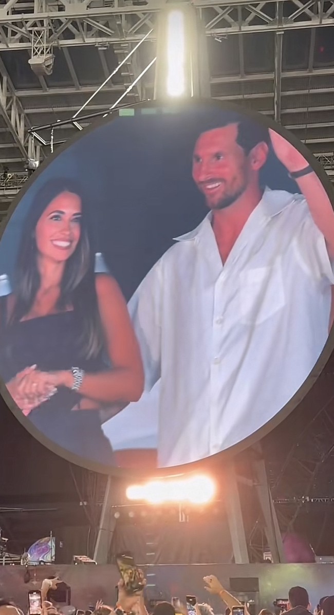 Konser Coldplay sayang untuk dilewatkan, termasuk untuk sesama ‘legenda’ Lionel Messi. Baru-baru ini pemain bola tersebut tertangkap kamera hadir dalam pertunjukannya di Miami. Foto: TikTok @tntsportsfootball