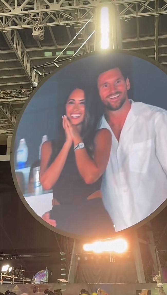 Kehadiran Lionel Messi dan istri, Antonella Roccuzzo, menghebohkan penonton di Hard Rock Stadium, Miami Gardens, Florida, AS. Ketika tertangkap ‘kiss cam’, keduanya tampak malu-malu selagi disambut sorakan dari penonton. Foto: TikTok @tntsportsfootball