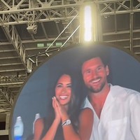 Kehadiran Lionel Messi dan istri, Antonella Roccuzzo, menghebohkan penonton di Hard Rock Stadium, Miami Gardens, Florida, AS. Ketika tertangkap ‘kiss cam’, keduanya tampak malu-malu selagi disambut sorakan dari penonton. Foto: TikTok @tntsportsfootball