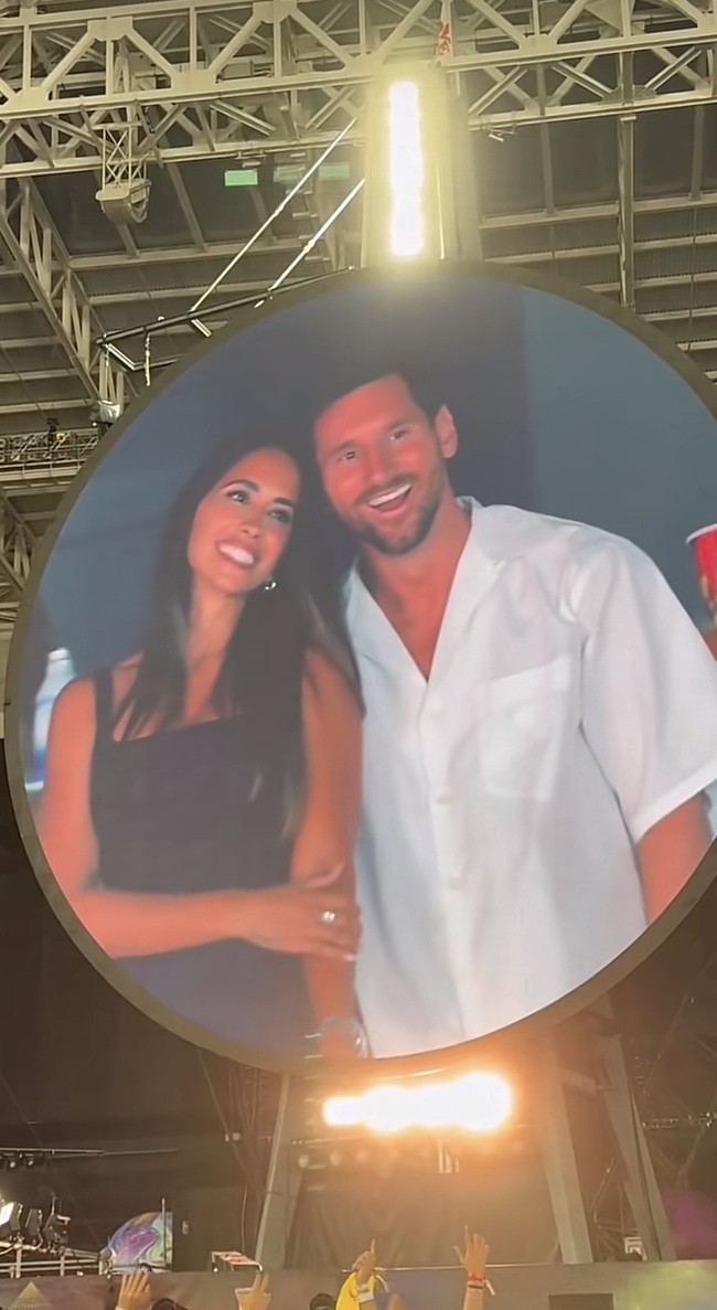Dalam kesempatan tersebut, Chris Martin sempat menyapa Messi. Vokalis Coldplay itu menyebutnya sebagai, “The number one sports person of all time,”  Foto: TikTok @tntsportsfootball