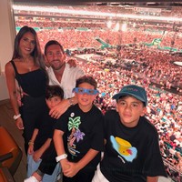 Tak haya berdua, Messi dan Antonella juga mengajak ketiga buah hati mereka. Foto: Instagram @leomessi