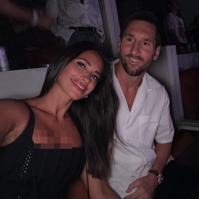 Antonella pun mengunggah gayanya menonton konser Coldplay dengan Messi. Wanita cantik tersebut tampil serba hitam mengenakan corset top dan celana. Foto: Instagram @leomessi