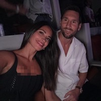 Antonella pun mengunggah gayanya menonton konser Coldplay dengan Messi. Wanita cantik tersebut tampil serba hitam mengenakan corset top dan celana. Foto: Instagram @leomessi