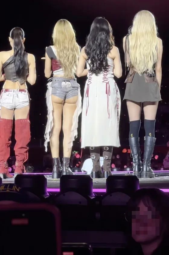 Gaya Lisa BLACKPINK di konser Chicago tuai perdebatan, dianggap kelewat seksi.