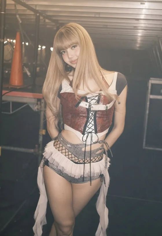Gaya Lisa BLACKPINK di konser Chicago tuai perdebatan, dianggap kelewat seksi.