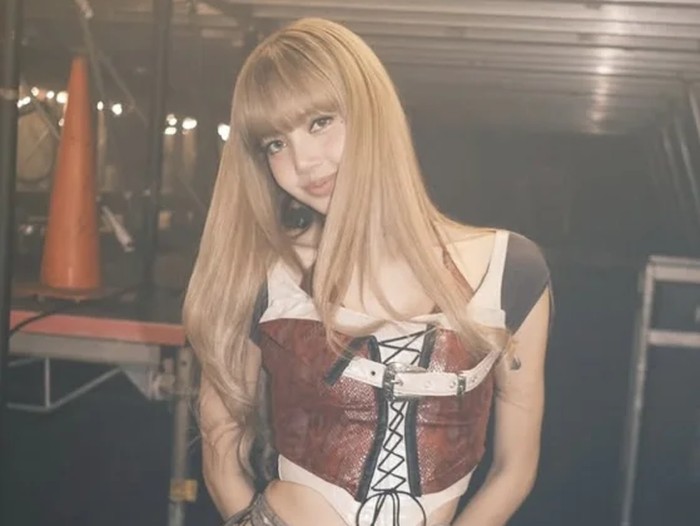 Gaya Lisa BLACKPINK di konser Chicago tuai perdebatan, dianggap kelewat seksi.
