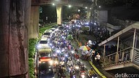 Macet mengular di sekitar lokasi kebakaran Pasar Taman Puring. Hingga saat ini, proses pemadaman api masih berlangsung.