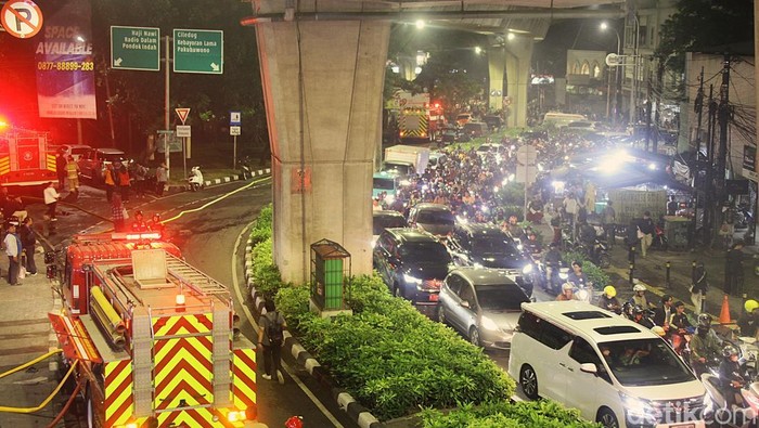 Pasar Taman Puring di Jalan Kyai Maja, Kebayoran Baru, Jakarta Selatan, terbakar, Senin (28/7/2025). Arus lalu lintas dari Jalan Pakubuwono VI, Jalan Kyai Maja, hingga Jalan Gandaria padat merayap.