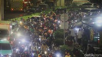 Terlihat kendaraan roda dua hingga mobil terjebak kemacetan imbas kebakaran Pasar Taman Puring. Lebih dari 5 unit mobil pemadam kebakaran berada di lokasi.