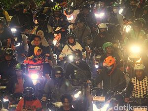 Video: POV Terjebak Kemacetan Parah Imbas Kebakaran Taman Puring
