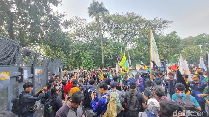 Mahasiswa gelar Aksi Indonesia Cemas 2025 di Patung Kuda, Jakpus