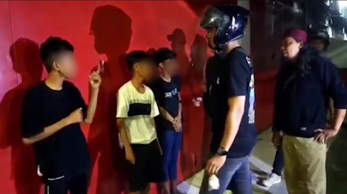 Tiga remaja di Makassar, Sulawesi Selatan (Sulsel) ditangkap gegara diduga menyerang warga menggunakan petasan dan parang.