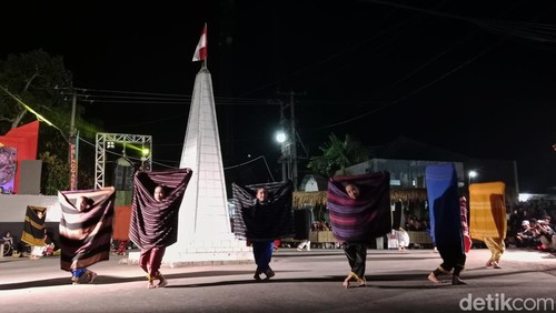 Malam puncak acara Alunan Budaya Desa Pringgasela di Kecamatan Pringgasela, Lombok Timur, NTB, Minggu (27/7/2025). (Sanusi Ardi W/detikBali)