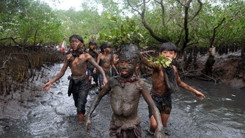 Karya Nyoman Hendra Adhi Wibowo dari Indoensia masuk dalam Highly Commended kategori People, Conervation & Restoration. Foto: Mangrove Photography Awards