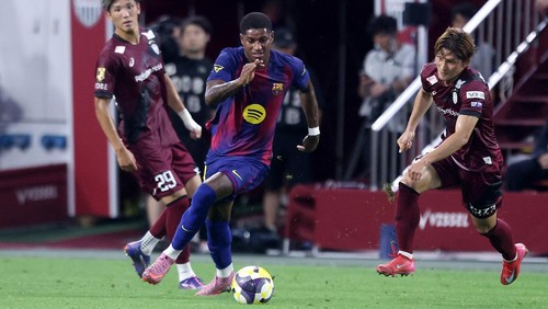KOBE, JAPAN - JULY 27: FC Barcelonas Marcus Rashford dribbles the ball during the preseason friendly between Vissel Kobe and FC Barcelona at Noevir Stadium Kobe on July 27, 2025 in Kobe, Hyogo, Japan. (Photo by Paul Miller/Getty Images)