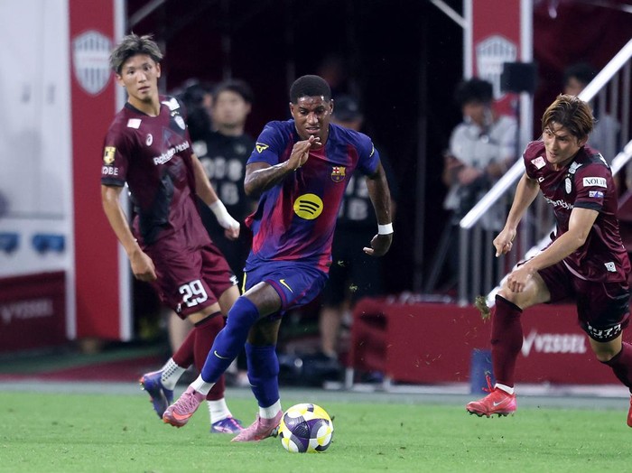 KOBE, JAPAN - JULY 27: FC Barcelonas Marcus Rashford dribbles the ball during the preseason friendly between Vissel Kobe and FC Barcelona at Noevir Stadium Kobe on July 27, 2025 in Kobe, Hyogo, Japan. (Photo by Paul Miller/Getty Images)