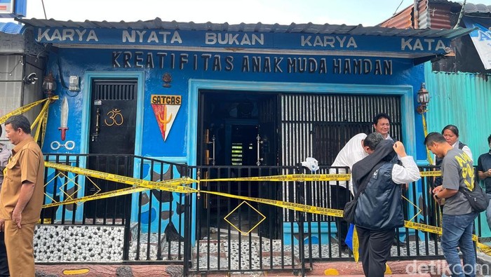 Markas ormas diduga digerebek soal pabrik ekstasi. (Foto: Finta Rahyuni/detikSumut)