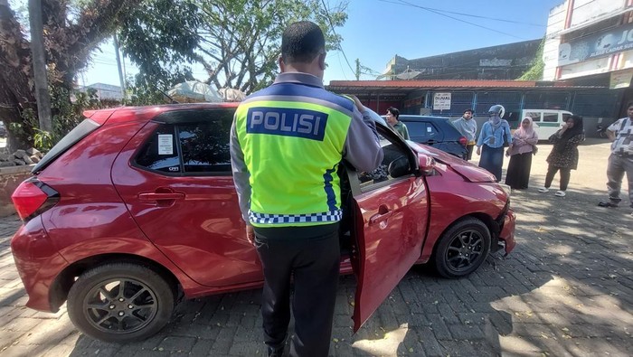 Sebanyak tiga mobil terlibat kecelakaan beruntun di Jalan Poros Maros-Pangkep, Kabupaten Maros, Sulawesi Selatan (Sulsel).