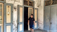 Bangunan ini menampilkan elemen-elemen khas rumah bergaya Indis. Warna dinding didominasi oleh krem dan putih dengan jendela-jendela berukuran besar yang berlapis dan dilengkapi jalusi atau krepyak, komponen penting untuk mengatur sirkulasi udara dan pencahayaan alami di dalam rumah.