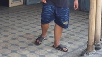 Dinding rumah kuno itu terlihat masih kokoh, tebal, dan terbuat dari susunan bata merah dengan ketebalan antara 15 hingga 30 sentimeter. Di bagian dalam, lantainya menggunakan material teraso yang sebagian besar masih menunjukkan keaslian dan keutuhannya.