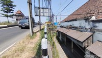 Meski kini berada sekitar 10 meter di bawah permukaan jalan raya Porong akibat peninggian proyek jembatan Sungai Porong, struktur rumah ini tetap utuh dan tetap berdiri kokoh.