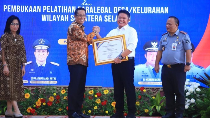 Menteri Hukum Supratman Andi Agtas dan Gubernur Sumsel Herman Deru.