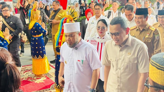 Menteri P2MI Abdul Kadir Karding meresmikan migrant center di Bengkulu.