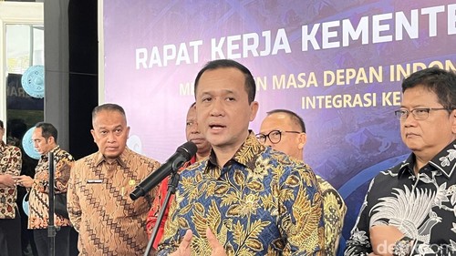 Menteri Transmigrasi M Iftitah Sulaiman Suryanegara saat konferensi pers di Bali Sunset Road Convention Center, Senin (28/7/2025).