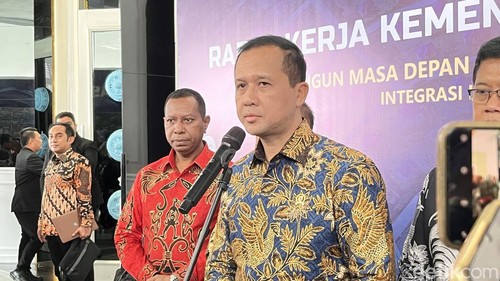 Menteri Transmigrasi M Iftitah Sulaiman Suryanegara saat konferensi pers Rapat Kerja Kementerian Transmigrasi di Badung, Bali, Senin (28/7/2025). (dok. Rizki Setyo)